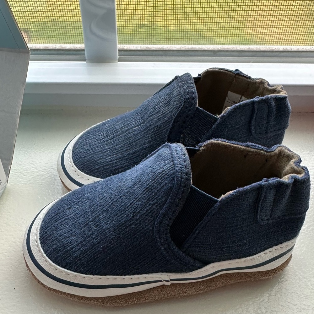 Robeez navy soft soles size 0-6 months